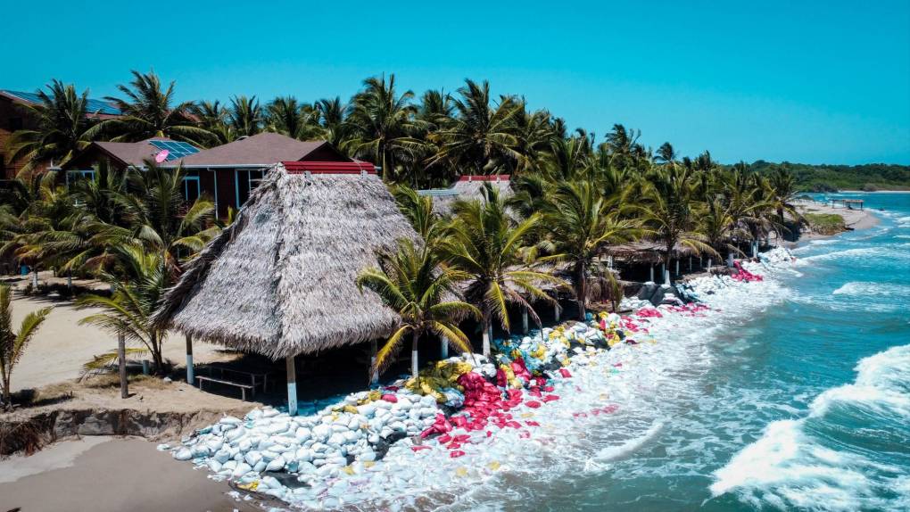 Más de 10,000 sacos han sido colocados frente al único complejo turístico de la aldea Miami. El hotel Eco Paradise tiene dos años en operaciones, pero el mar por el que se instaló ahí, ahora es su principal amenaza.