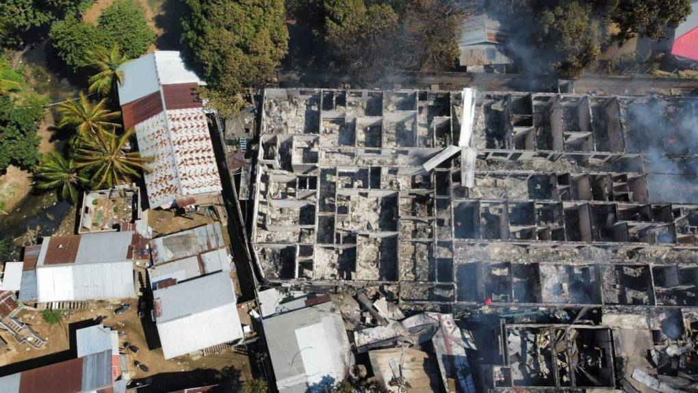Así quedó el hospital de Roatán luego del incendio registrado anoche. 