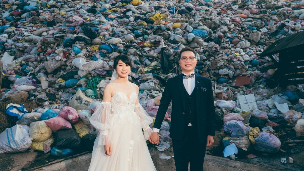 La insólita idea, llevó a la pareja taiwanesa a fotografiarse ella con vestido de novia y él con esmoquin delante de una montaña de basura.