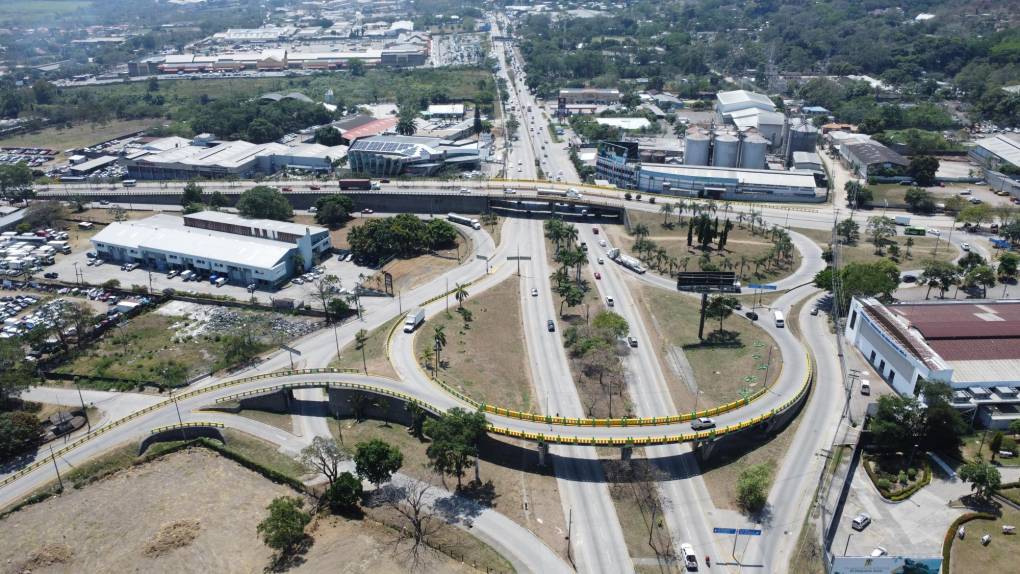 Antes del 2016, que comenzó la transformación vial de San Pedro Sula, la obra más imponente era el intercambiador del sur a la altura del Museo de la Infancia El Pequeño Sula y la Enee La Puerta.