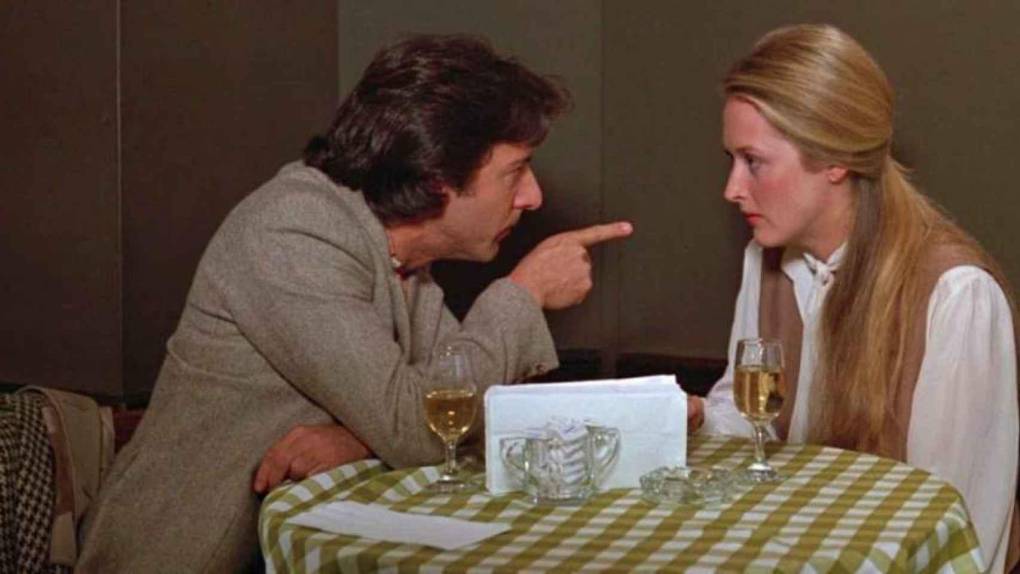 Tanto los ayudó al proceso, que Streep y Hoffman ganaron un Óscar por sus roles.Uno de los incidentes más sonados, contados por la propia Streep hace unos años, fue aquel momento en que el escritor y director Robert Benton le aprobó a la actriz hacer unos cambios en el guion. Hoffman se puso furioso con estos cambios y, de acuerdo con The Telegraph, le dijo: “Meryl, ¿por qué no sueltas la bandera del feminismo y simplemente actúas la escena?”.En otro artículo para The New York Times, Streep recordó cómo el actor se excedió en varias escenas de abuso físico y emocional. Es tristemente famosa la anécdota en la que Hoffman, en una de las escenas más recordadas de la película, le da una fuerte cachetada a Streep, algo que ocurrió en la vida real.”Esta fue mi primera película, y esa era mi primera toma y escena en mi primera película.