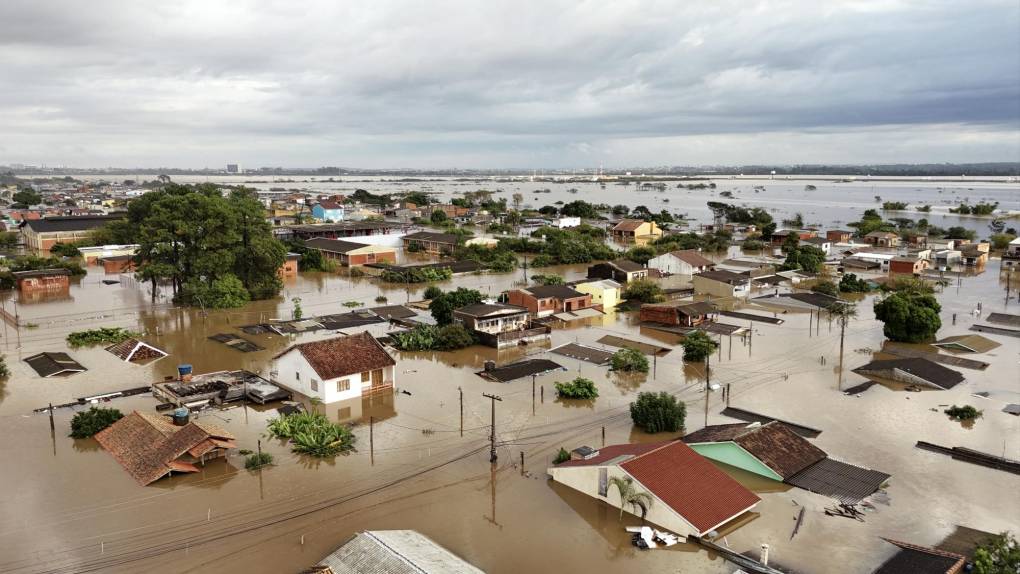 Las devastadoras inundaciones en el sur de Brasil han provocado la muerte de al menos 67 personas, mientras otras 101 permanecen desaparecidas, informaron las autoridades en la mañana de este domingo.
