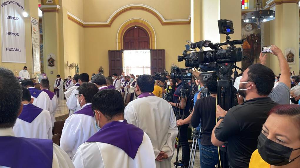 Distintos medios de comunicación cubren la misa de despedida, oficiada por el obispo Ángel Garachana, en la catedral de SPS: 