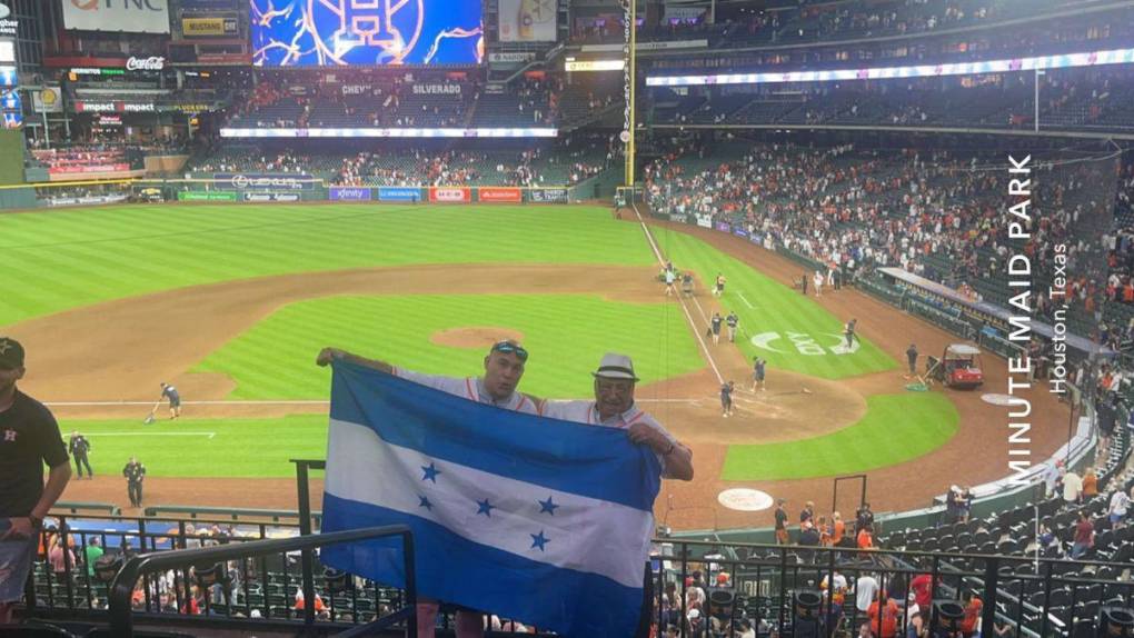 Alberto Pineda y Porfirio Pineda en el Minute Maid Park apoyando a los Astros de Houston. Un amor incondicional para los naranjas y para el hondureño. 