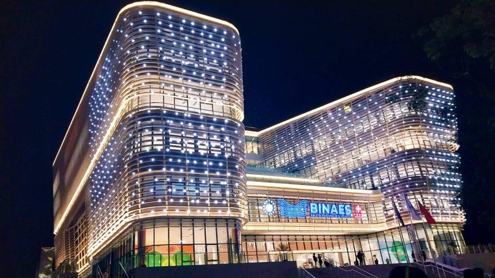 En el recorrido inaugural de la biblioteca que lucía iluminada con luces LED en pleno corazón de la capital, participó el embajador de China, Zhang Yanhui.