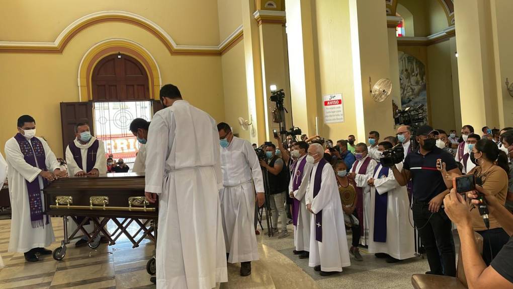 El párroco “Quique”, como muchos lo llamaban, fue ordenado sacerdote en la Diócesis de San Pedro Sula en 12 de octubre de 2003 en una ceremonia realizada en el estadio Morazán.