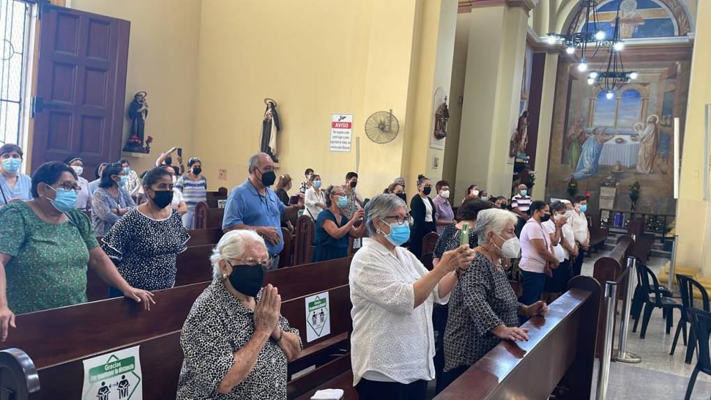 Adultos mayores se hicieron presentes este viernes en la catedral sampedrana para rogar por el eterno descanso del sacerdote hondureño Enrique Vásquez, víctima de la violencia en el país. 