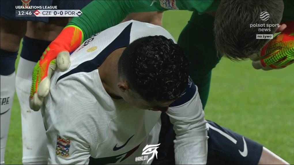 El golpe dejó al futbolista del Manchester United sangrando de su tabique nasal, los médicos de la selección portuguesa ingresaron rápido para atender a la estrella.
