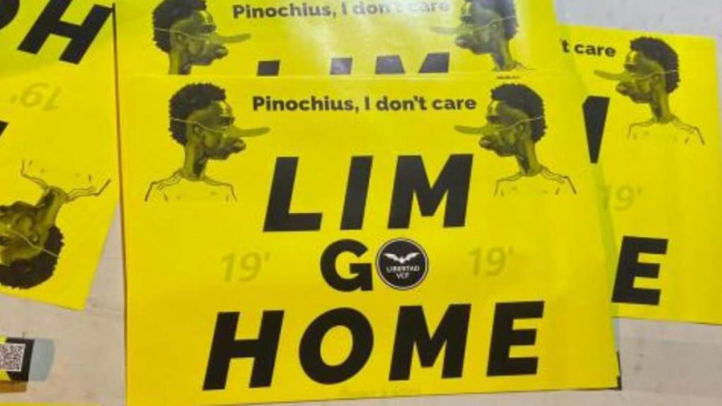 La afición del Valencia ha distribuido antes del partido ante Real Madrid 20 mil carteles amarillos con el lema “Lim go home” (Lim, vete a casa), dueño del club ché, en contra de su gestión y también se han acordado de Vinicius.