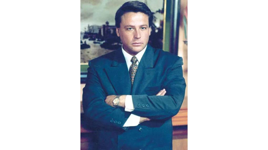  Cuando se quedó si trabajo como piloto, por el cierre de la aerolínea, el productor de telenovelas Luis de Llano, de Televisa, lo llamó para ofrecerle empleo como presentador de un programa, llamado “Videocosmos”. 