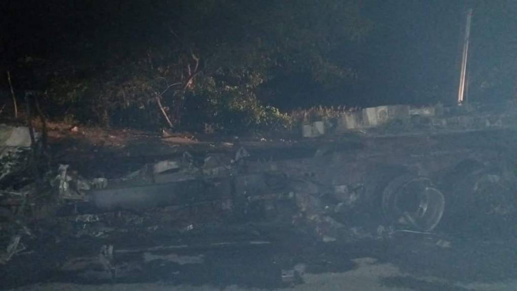 El Cuerpo de Bomberos de Honduras logró controlar las llamas, pero el vehículo pesado quedó inservible. 