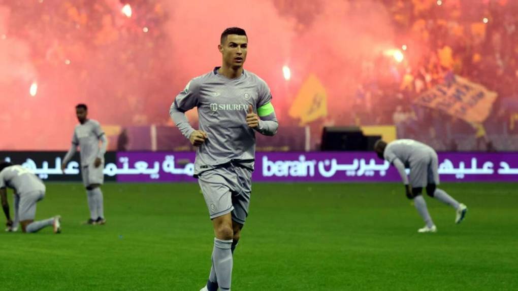 Al final del partido, Cristiano Ronaldo tuvo que ver como al abandonar el terreno de juego la afición rival le despedía mientras escuchaba al unísono gritos de “Messi, Messi”, en señal de burla por la eliminación.