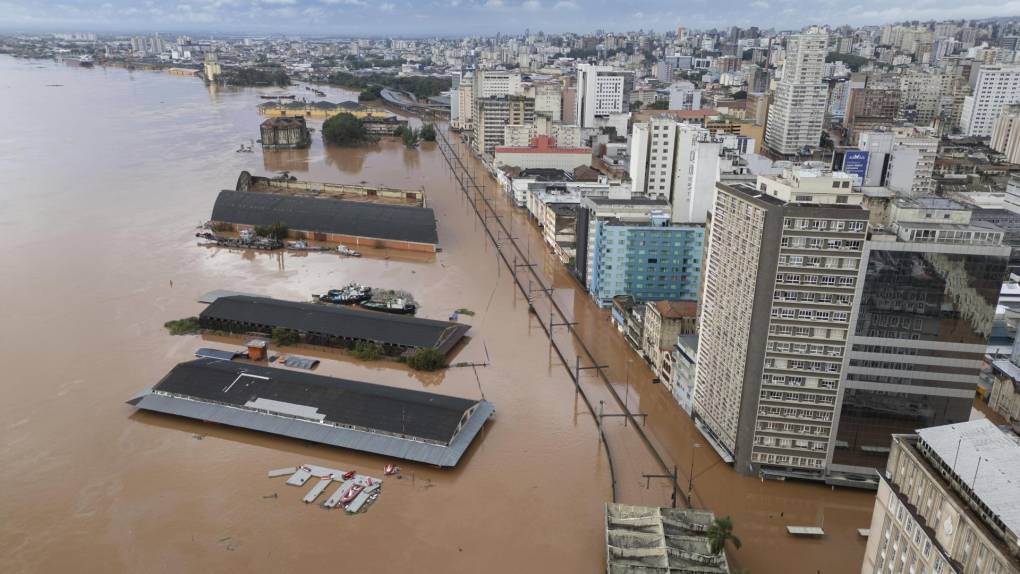 El río Guaíba, en medio de la ciudad y su zona metropolitana, alcanzaba en la tarde 5,26 metros, encima del récord de 4,76 metros registrado durante unas históricas inundaciones en 1941, tras alcanzar un pico de 5,30. 