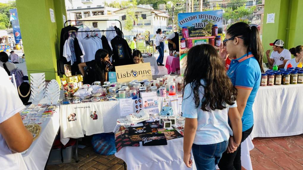 Los copanecos disfrutan de las exposiciones en la Plaza Artesanal en el marco de la Feria Patronal en honor a Santa Rosa de Lima