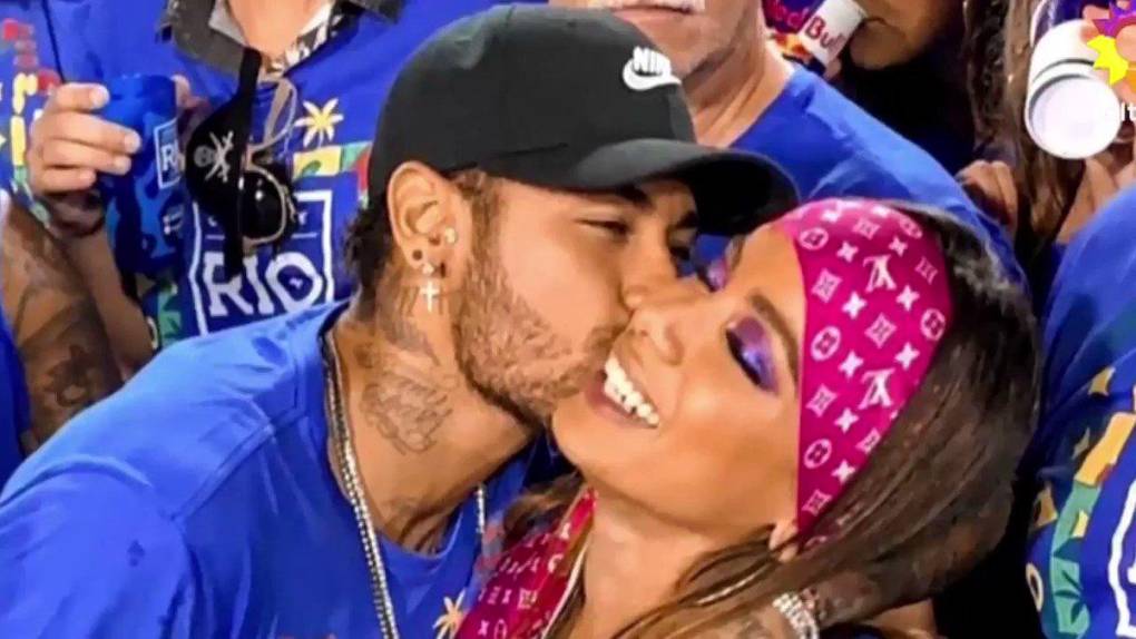 Anitta y Neymar se dejaron ver muy cariñosos en el último carnaval de Río antes de la pandemia.