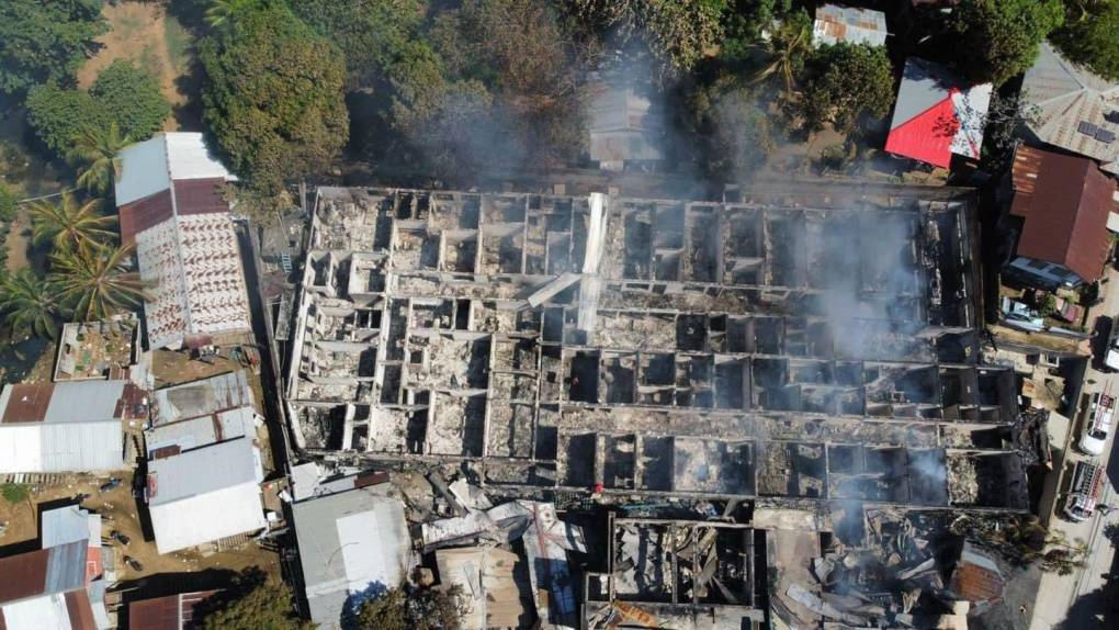 El hospital de Roatán quedó reducido a cenizas tras un voraz incendio registrado en la noche del viernes. 
