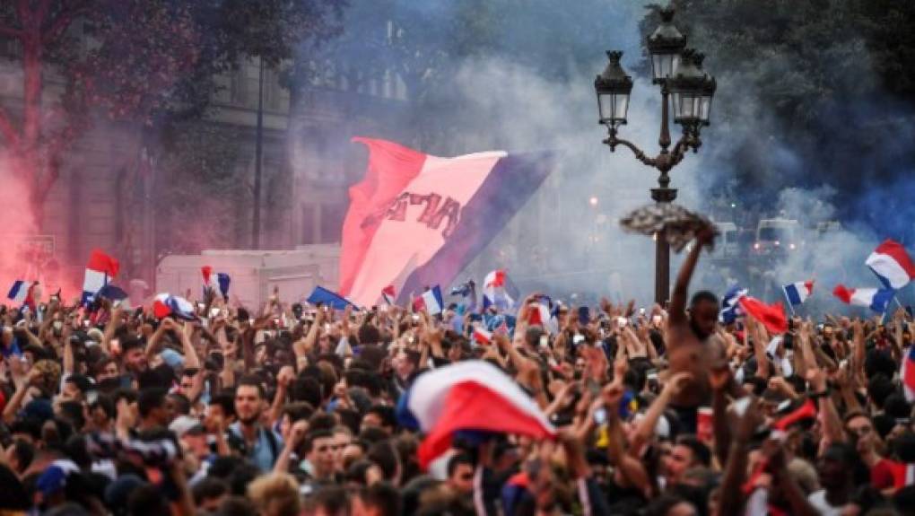 Una fan zone en el centro de París vibró con los gritos de alegría por la victoria de Francia sobre Bélgica en las semifinales del Mundial.
