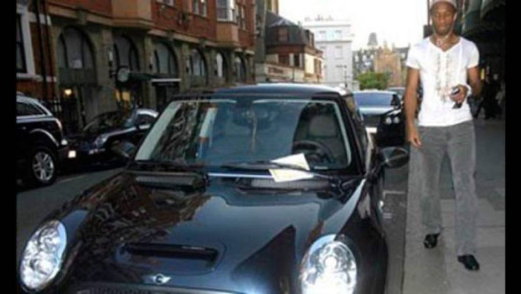 Didier Drogba y su Mini Cooper.