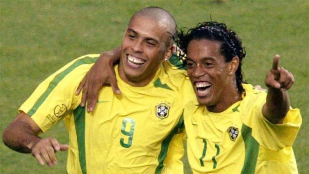 Otro de los ídolos de Ronaldinho, ha sido el delantero brasileño Ronaldo Nazario. Considerado como uno de los mejores atacantes en la historia.