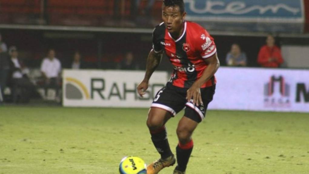 Luis Garrido: Ha recuperado su forma física, es titular en el Alajuelense de Costa Rica y con Pinto tenía cerrada las puertas de la Selección.