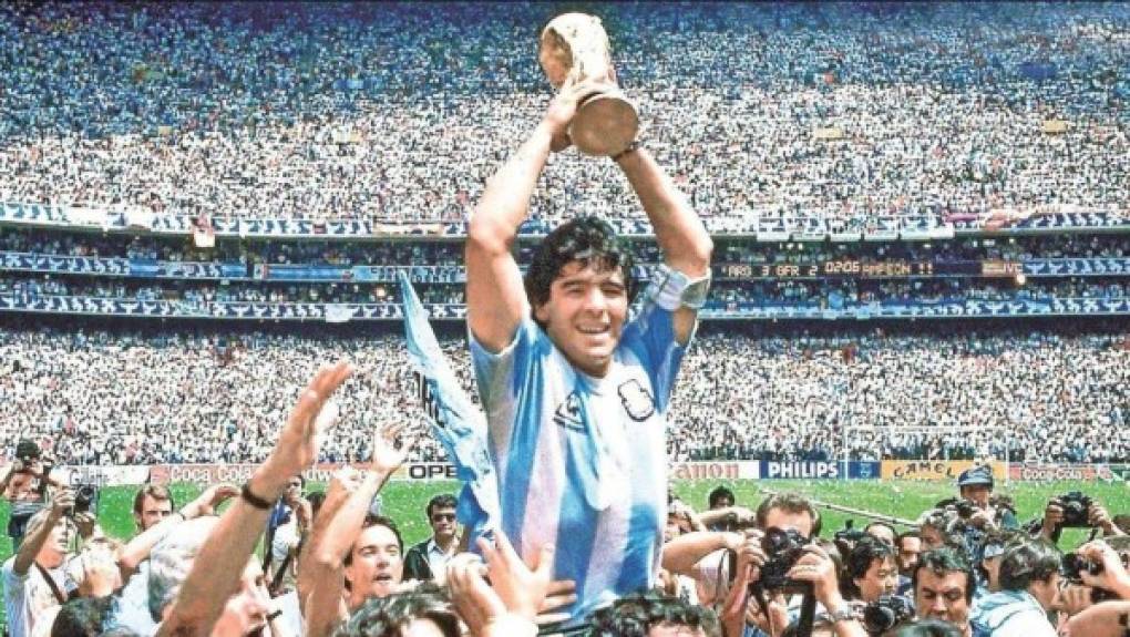 3. Aunque su función no era necesariamente anotar gol, Maradona marcó más de 300 a lo largo de su carrera.