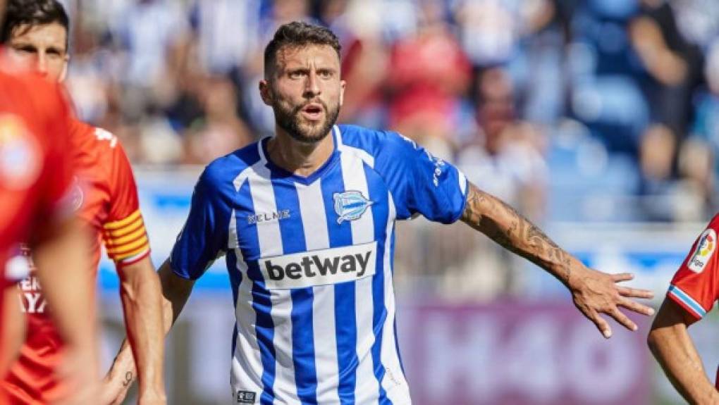 El delantero español Borja Bastón regresa al Swansea City después de su temporada de cesión en el Deportivo Alavés. El jugador madrileño se despidió con este mensaje en sus redes sociales: 'Ha sido un orgullo formar parte del glorioso esta temporada. Quiero agradecer al club, a mis compañeros y a Vitoria. El cariño y el recibimiento que nos habéis dado a mi familia y a mí'.