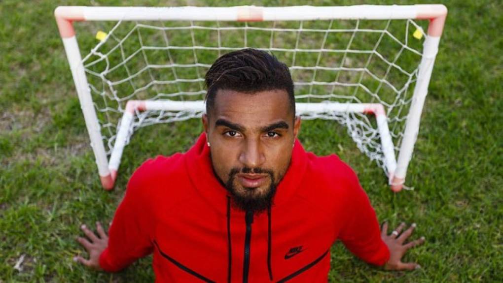 El AC Monza se ha hecho con los servicios de Kevin-Prince Boateng. El polémico futbolista recala en su decimotercer club de su extensa carrera. Por primera vez desde que es profesional no jugará en una liga de máximo nivel, sino que lo hará en la Serie B italiana en el equipo de Silvio Berlusconi, máximo propietario de la institución.