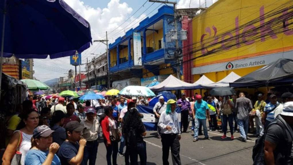 Los maestros se movilizaron por el centro de la ciudad, en una marcha más bien pacífica, pero que provocó nerviosismo entre los comerciantes.