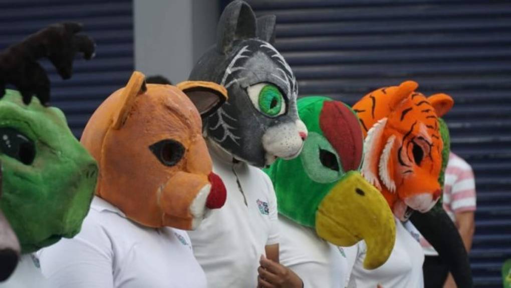 Grupo de estudiantes haciendo conciencia sobre la protección de los animales.