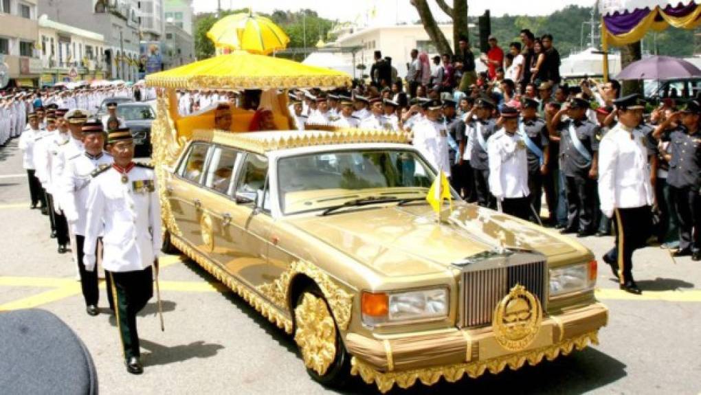 Los primos de Faiq se casaron en una carroza de bodas a bordo de un convertible Rolls-Royce President Limousine