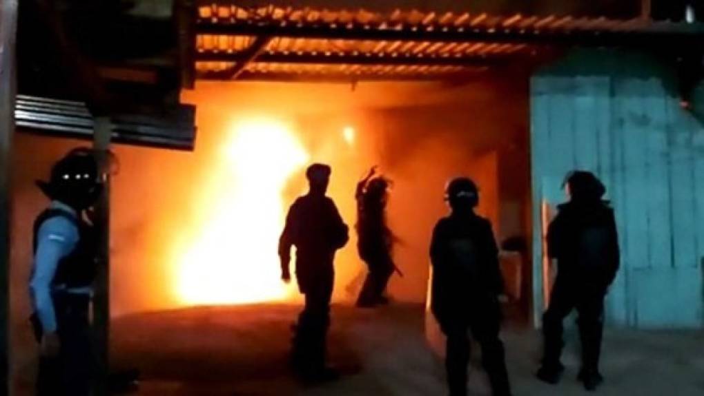 Agentes policiales lograron apagar las llamas y evitar que la enfurecida turba quemara la estación.