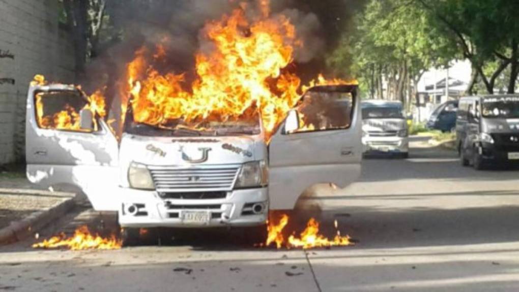 Un microbús rapidito fue incendiado en la mañana de este martes en la 8 calle y primera avenida del barrio Barandillas de San Pedro Sula. La ruta 7 que cubre Unah-Centro de la capital industrial fue incendiado por dos hombres armados a bordo de una camioneta gris. Según testigos, los sujetos primero bajaron a los pasajeros y al conductor del microbús que resultaron ilesos. 'Ya días te andábamos buscando. Llamá a tu patrón', le dijo uno de los malhechores al conductor de la unidad, al que afortunadamente le perdonaron la vida.