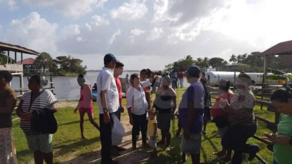 El capitán relató que a eso de las 10:00 am salió del muelle de Puerto Lempira hacia la comunidad de Cauquira y de repente en medio de la laguna de Caratasca se le apagó el motor y los pasajeros se asustaron al ver la lancha apagada y empezaron a tirarse de la misma porque se balanceaba mucho, debido al mal tiempo que imperaba, dándole vuelta y eso provocó que la embarcación se hundiera en medio de la laguna.<br/>