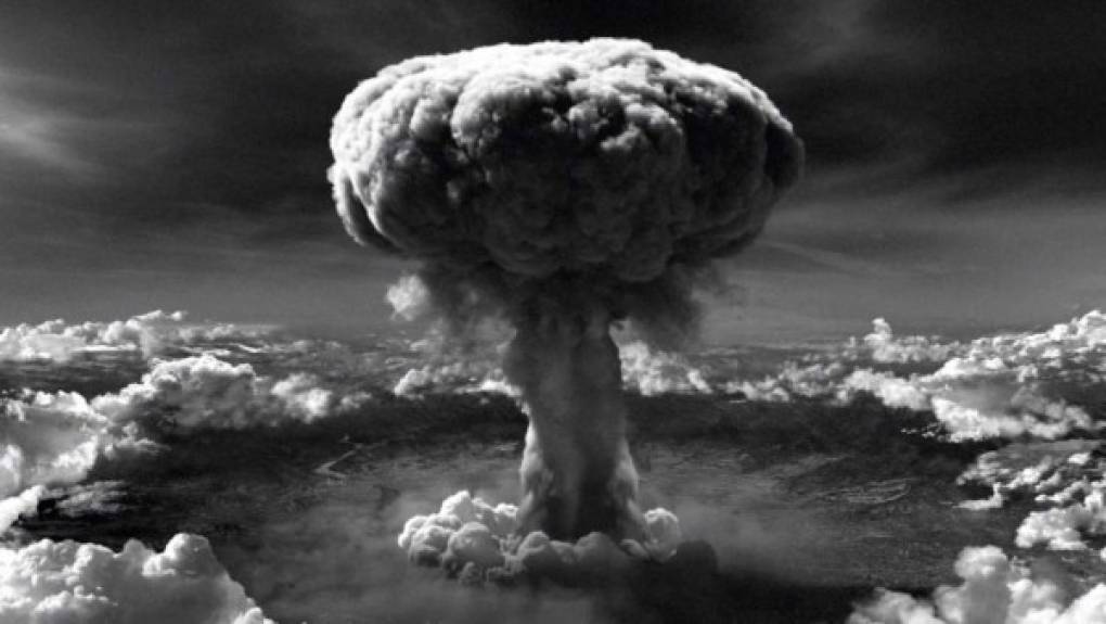 Hasta ahora, únicamente Estados Unidos recurrió al arma nuclear, los 6 y 9 de agosto de 1945, contra las ciudades japonesas de Hiroshima (140,000 muertos) y Nagasaki (70,000 muertos). Estos dos bombardeos precipitaron la capitulación de Japón y el fin de la Segunda Guerra Mundial.