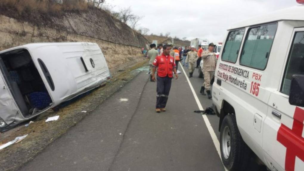Un accidente de tránsito dejó este martes al menos cuatro personas muertas después de la colisión entre una ambulancia y un microbús a la altura de Amarateca.