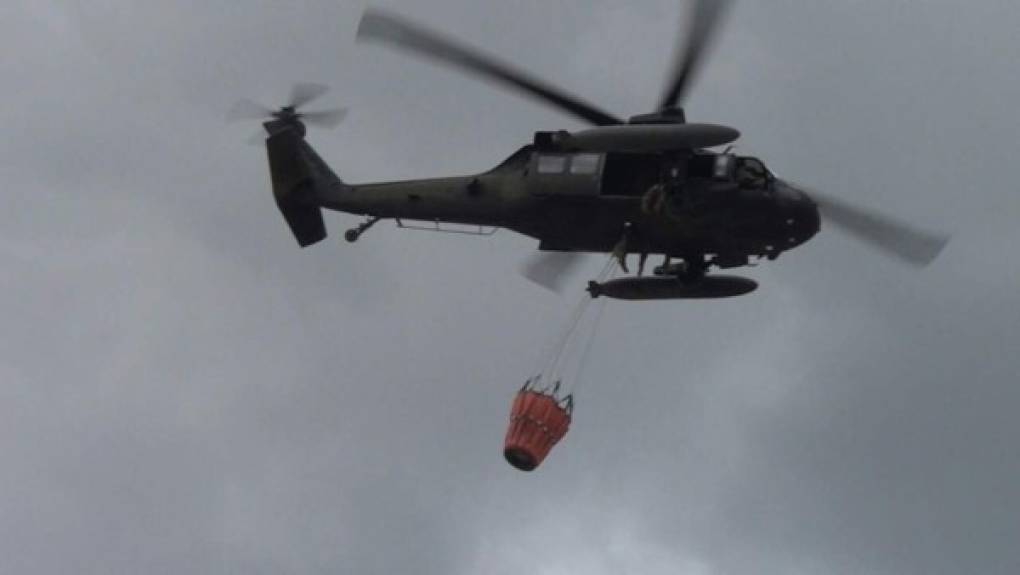 Con helicópteros los militares sofocaron el fuego.