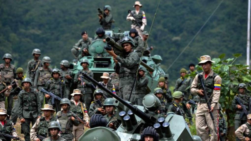 Tras la amenaza de una 'intervención militar' de Trump, Maduro ordenó maniobras militares y pidió a sus combatientes 'aceitar sus fusiles' para preparse ante un eventual conflicto con 'el imperio'.