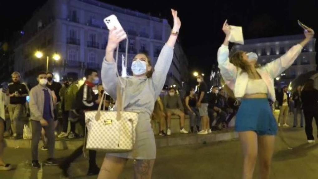 Las imágenes de fiestas callejeras sin mascarillas ni distancia tras el fin del estado de alarma causaron estupefacción en España, cuyo gobierno lanzó este lunes un llamado a la 'responsabilidad'.