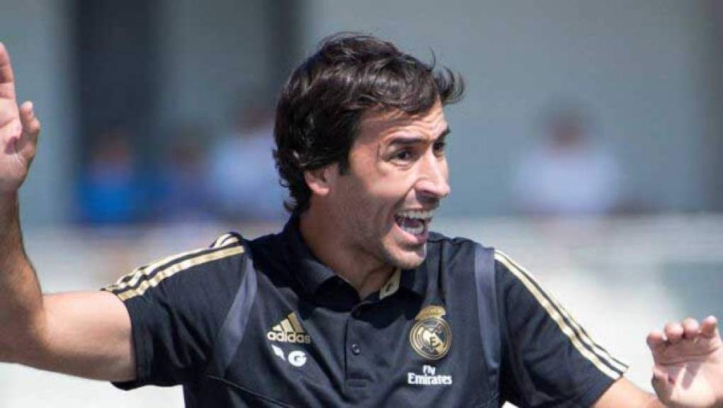 Raúl González,exjugador e ídolo del Real Madrid, dirige al equipo filial y ha llamado la atención por sus estrictas normas de disciplina impuesta a sus jugadores.