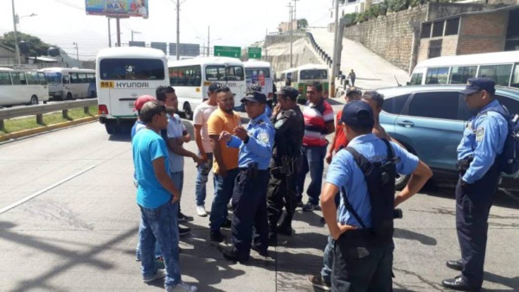 En Tegucigalpa, decenas de taxis fueron atravesados en calles del centro de la ciudad para impedir la circulación de vehículos particulares, mientras que en otros sectores autobuses urbanos fueron aparcados a orillas de bulevares.