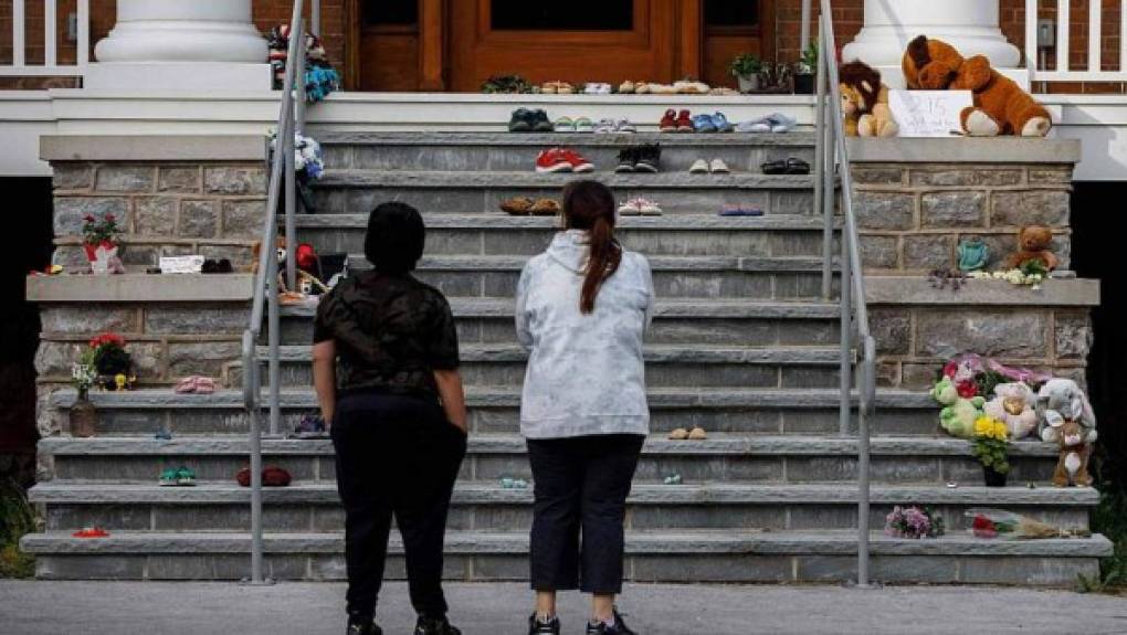 El primer ministro Justin Trudeau calificó los hallazgos como un 'un vergonzoso recordatorio del racismo sistémico, la discriminación y la injusticia que los pueblos indígenas han enfrentado y continúan enfrentando' en Canadá.