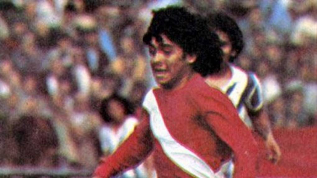 Debut como futbolista: <br/><br/>Maradona debutó el 20 de octubre de 1976, a diez días de cumplir los 16 años. Rápidamente deslumbró a los hinchas. A pesar de sus destellos, quedó fuera de la selección que dos años después se consagraría campeón del Mundial de Argentina.<br/><br/>El destino le dejó pronto la oportunidad del desquite pues un año después, en 1979, se consagró campeón juvenil en Japón al frente de una generación fantástica.<br/>
