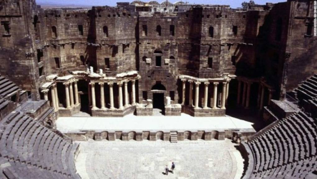 La antigua ciudad de Bosra, Siria — Continuamente habitada durante 2.500 años, esta ciudad se volvió la capital del Imperio árabe de los romanos. El lugar central es un magnífico anfiteatro romano que data del segundo siglo que sobrevivió intacto hasta el conflicto actual. Los arqueólogos han revelado que el sitio está ahora gravemente dañado por los bombardeos.