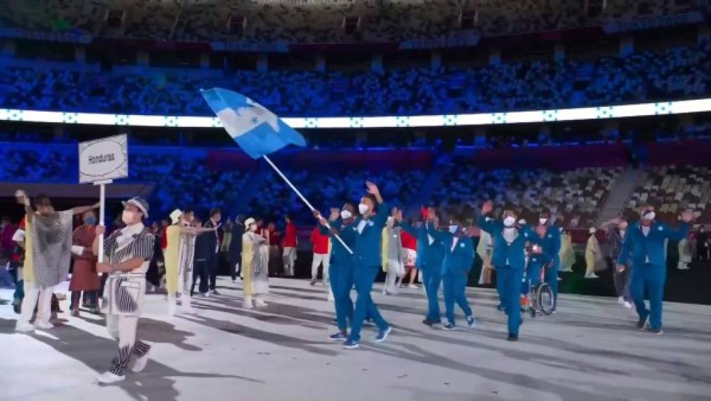 Los atletas hondureños durante el desfile en la ceremonia de Tokio.