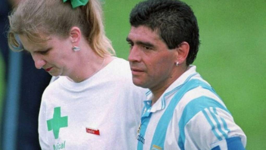 7. Maradona tiene dos hijas de su matrimonio con su novia de la adolescencia Claudia Villafañe.