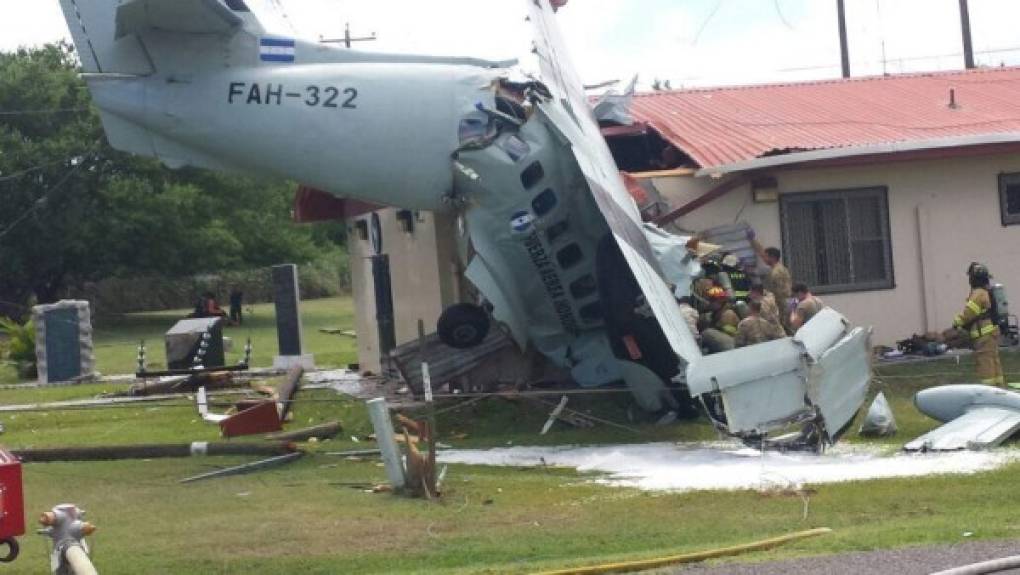 Una avioneta de entrenamiento de la Fuerza Aérea Hondureña (FAH) se estrelló tras colisionar en pleno vuelo con una torre de transmisión eléctrica.