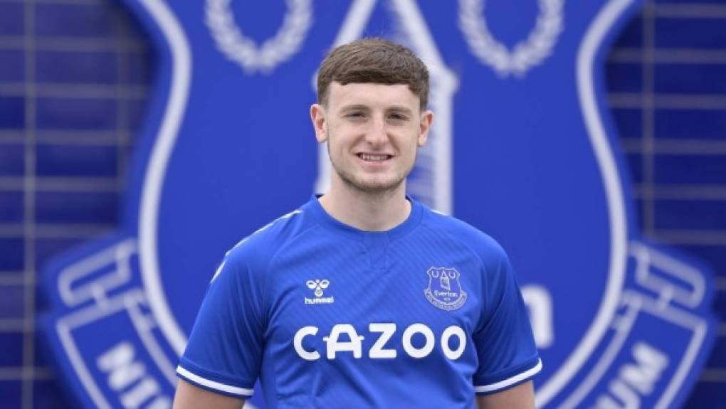 Joe Anderson, defensor del Everton, llegó a un acuerdo con el club y firmó un nuevo contrato por una temporada más. El futbolista, de 20 años, ha sido un habitual del segundo equipo, y ahora tiene contrato hasta junio de 2022. FOTO Twitter Everton.