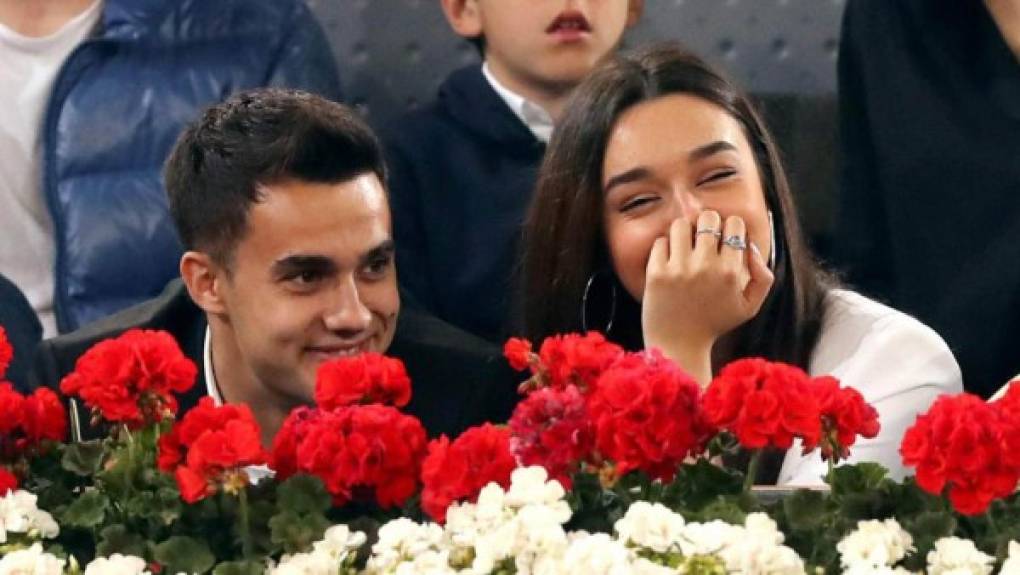 El jugador del Real Madrid Sergio Reguilón presentó oficialmente a su novia, Marta Díaz. El lateral acudió junto a su nueva pareja a la Caja Mágica del Mutua Open Madrid para presenciar el partido de Rafael Nadal contra el Frances Tiafoe, que acabó con victoria para el tenista español.