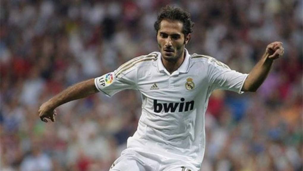 Hamit Altıntop - Llegó libre al Real Madrid y como un jugador que podía jugar en varias posiciones, pero la realidad es que no lo hizo bien en ninguna de ellas.