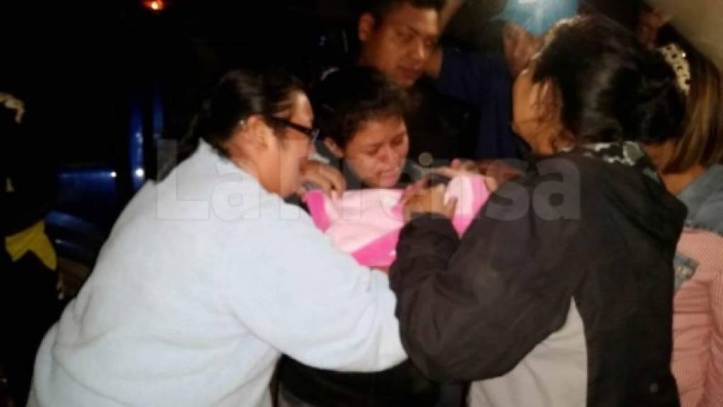La madre de la bebé, Jenmi Karina Romero Serrano, hacía fila para practicarle unos exámenes a su hija cuando la raptaron del centro de salud de Cofradía, Cortés.